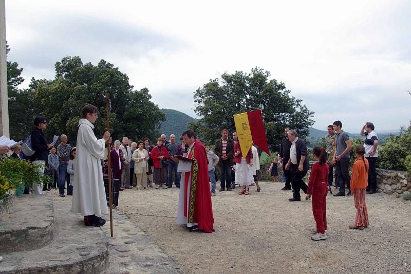 DEVANT LA CHAPELLE.jpg